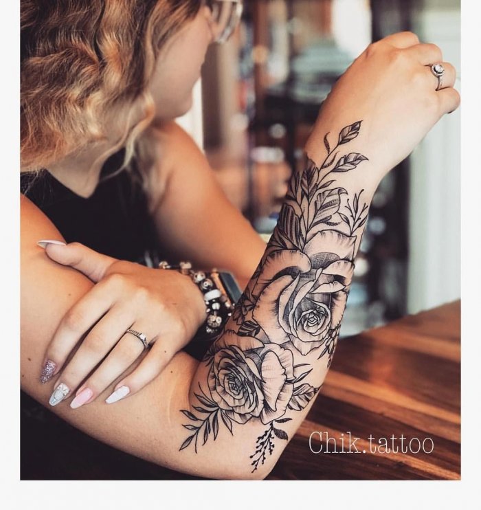 Тату на руке женские цветы