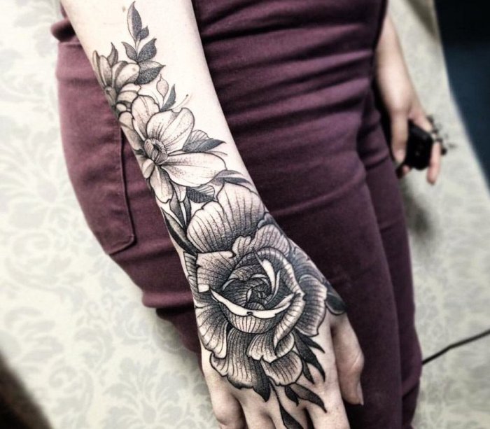 Тату на руке женские цветы