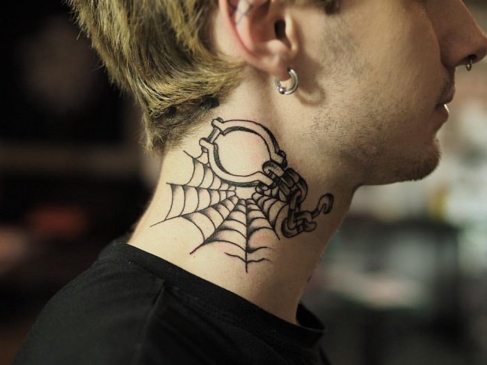 Красивые тату на шее мужские