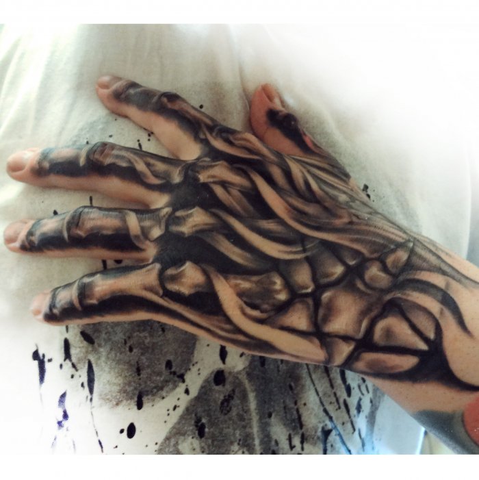 Тату на кисти и пальцах