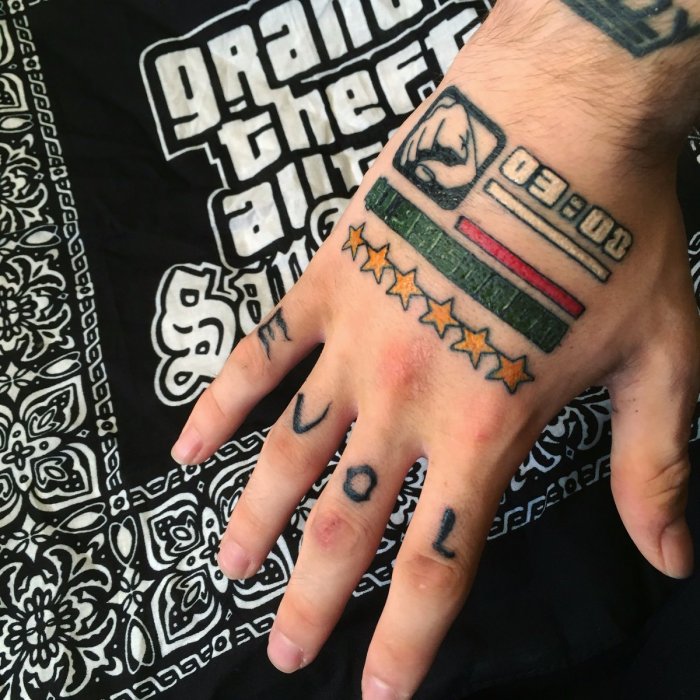 Тату змея на кисти