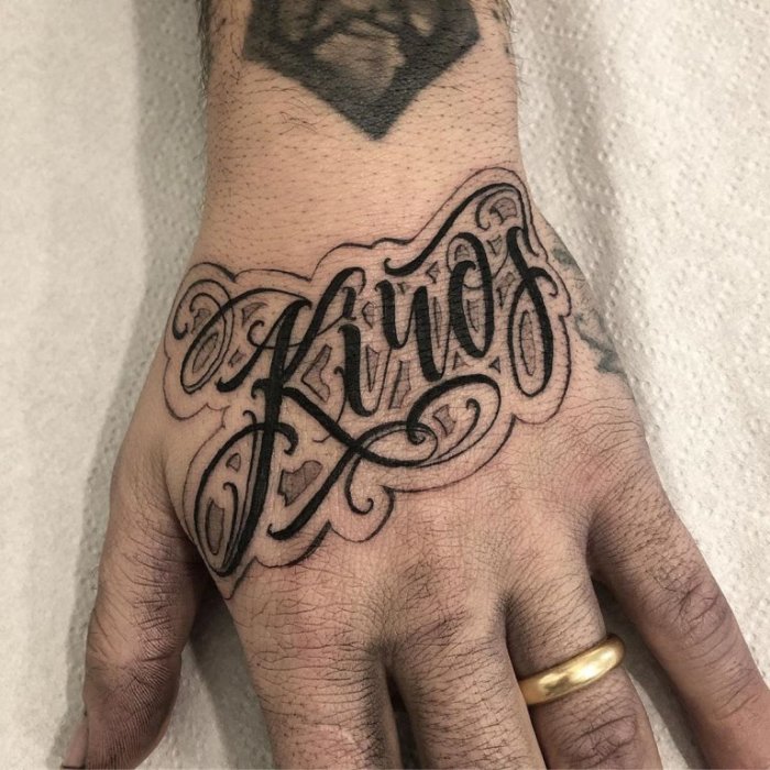 Тату на руке мужские надписи