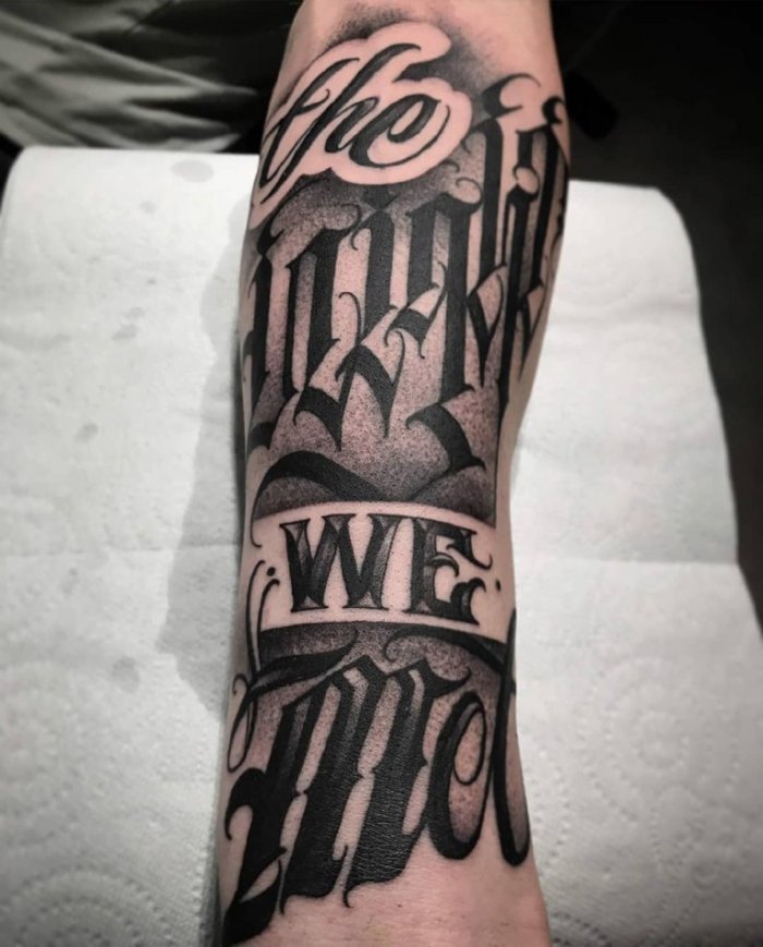 Тату на руке мужские натпис