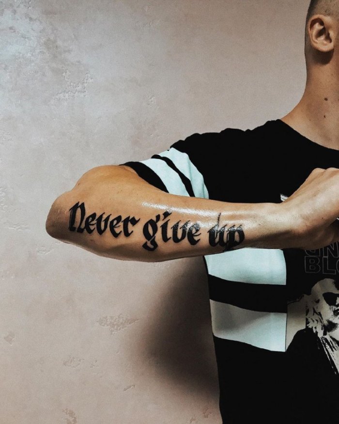 Тату надписи на руке