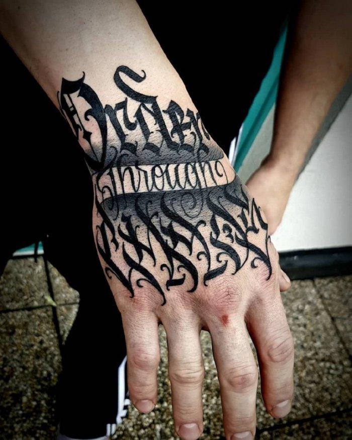 Тату на руке мужские надписи