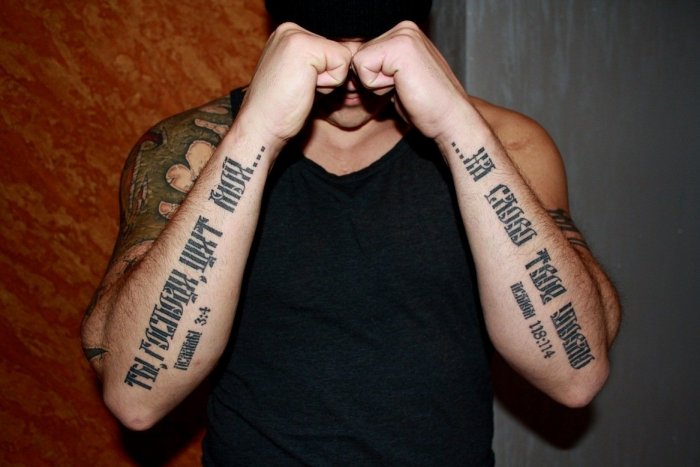 Наколки на руку мужские надписи