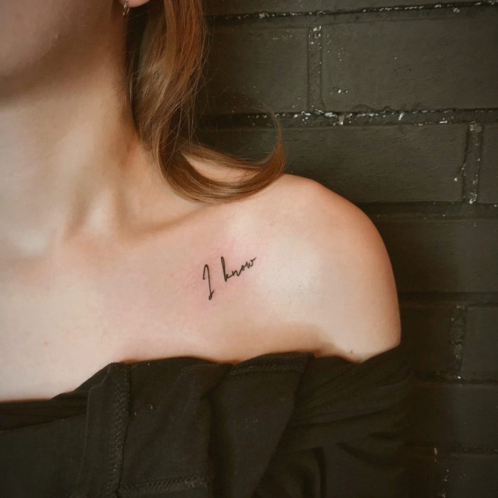 Тату надпись наключицк