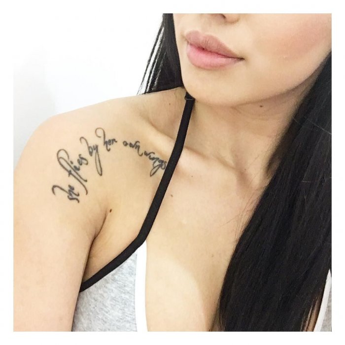 Тату надпись на ключице