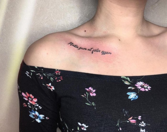 Тату надпись наключицк