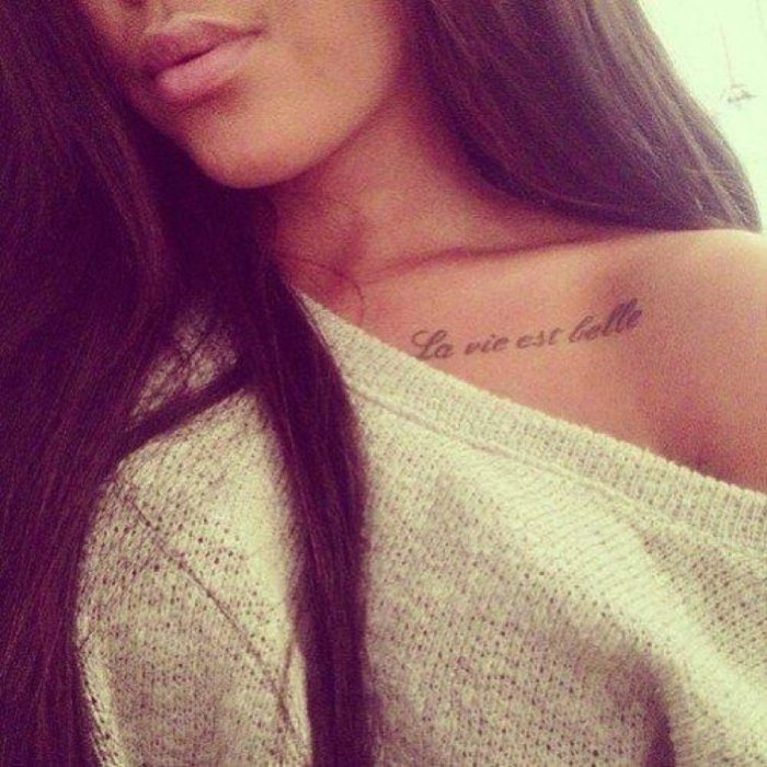 Тату надпись на ключице