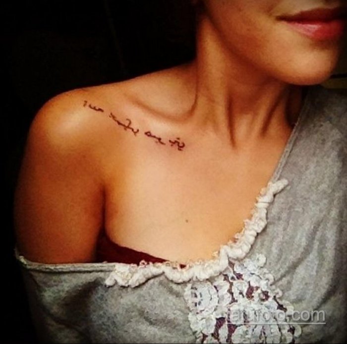 Тату надпись на ключице