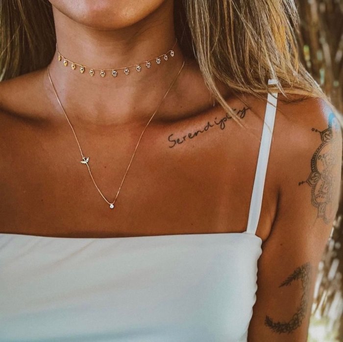 Надпись на ключице у девушек