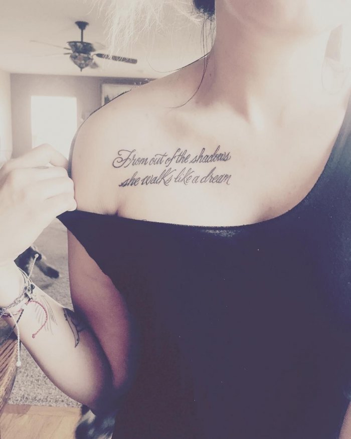 Тату на ключице для девушек надписи