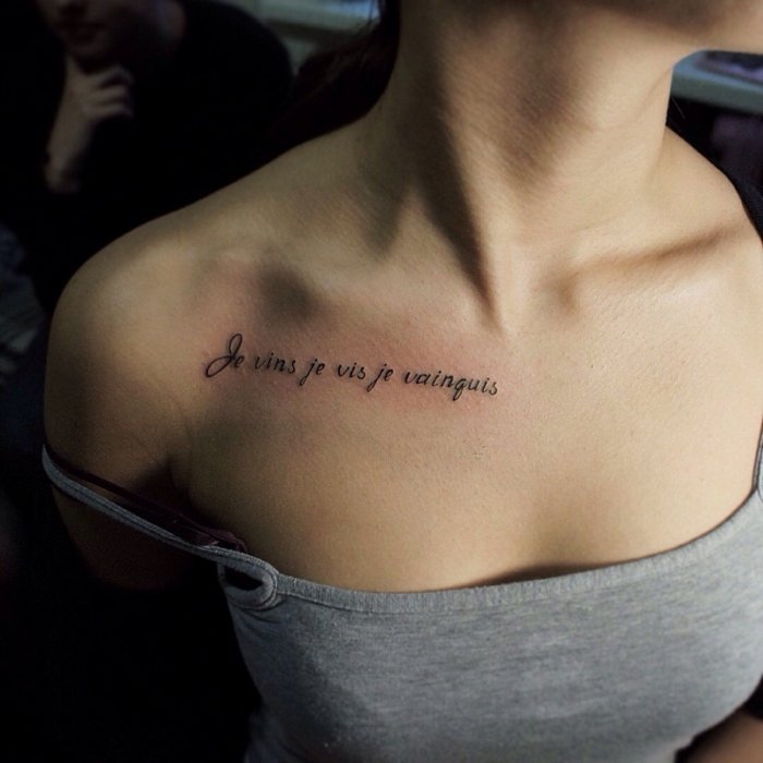 Тату на ключице для девушек надписи