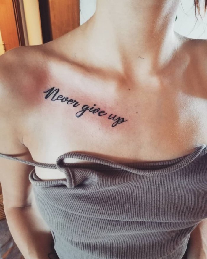 Тату на ключице для девушек надписи