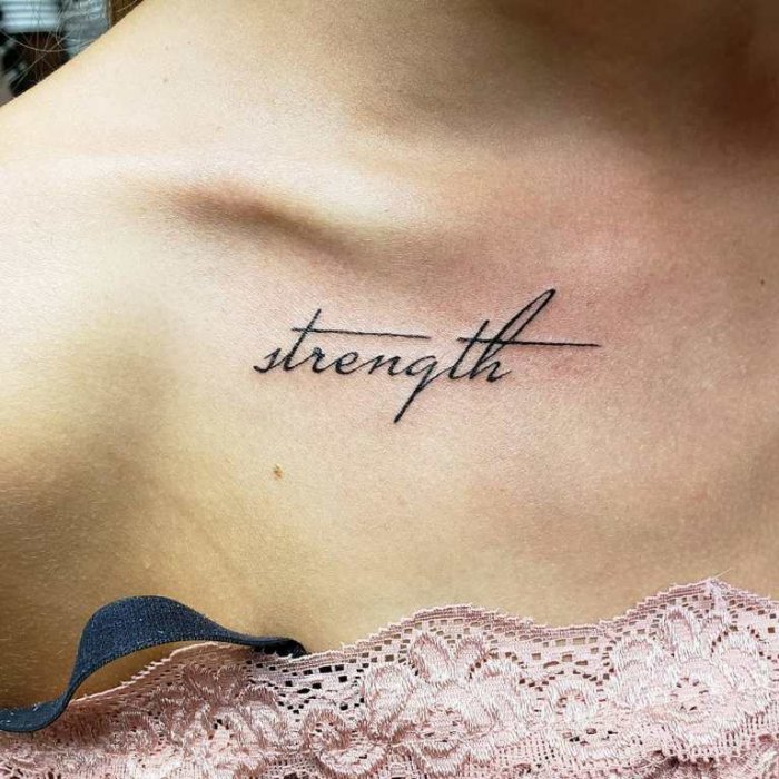 Тату надпись на ключице