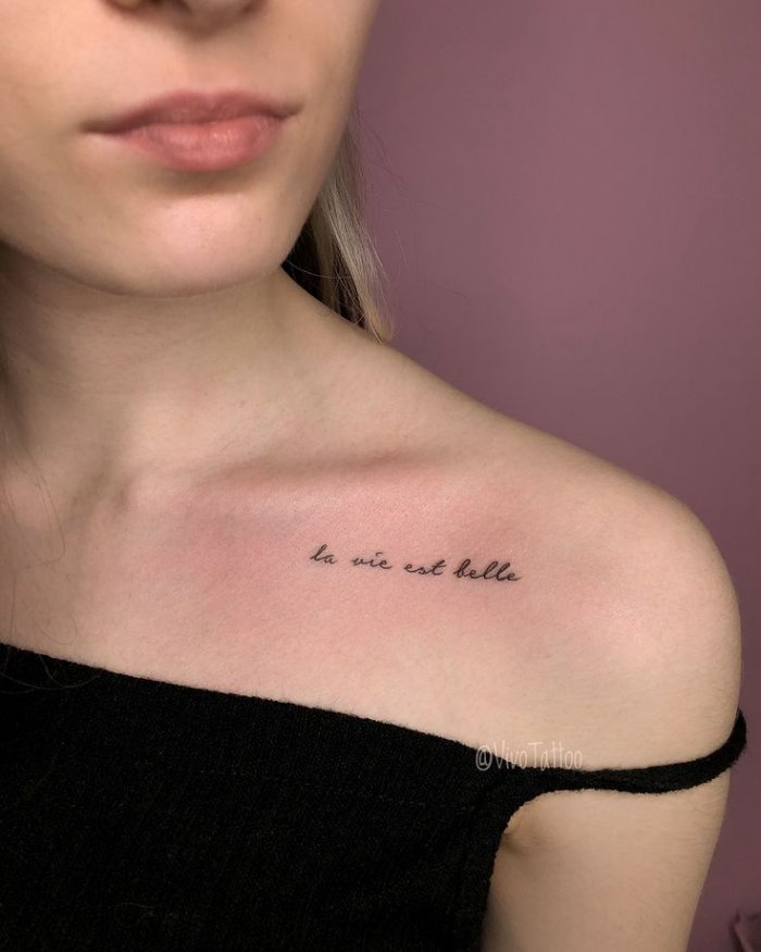 Тату надпись на ключице