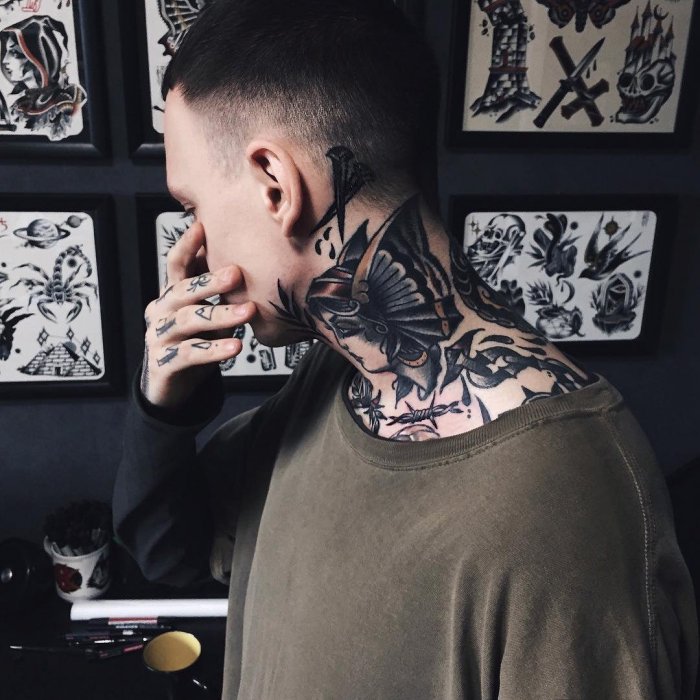 Маленькая Татуировка на шее мужские