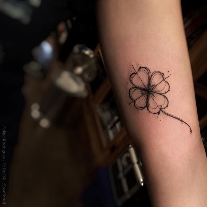 Мини тату четырехлистный Клевер