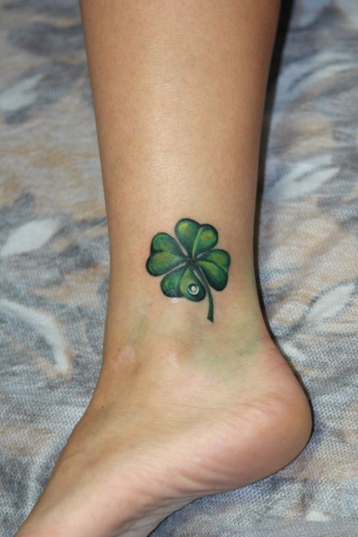 Тату Клевер четырехлистный
