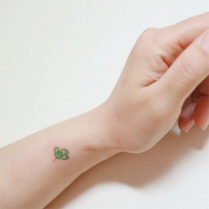 Мини тату четырехлистный Клевер