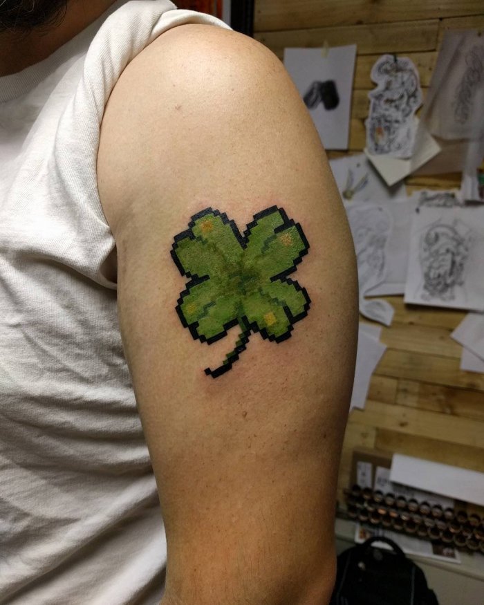 Тату Клевер четырехлистный на запястье