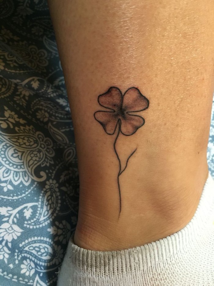 Тату Клевер четырехлистный черный