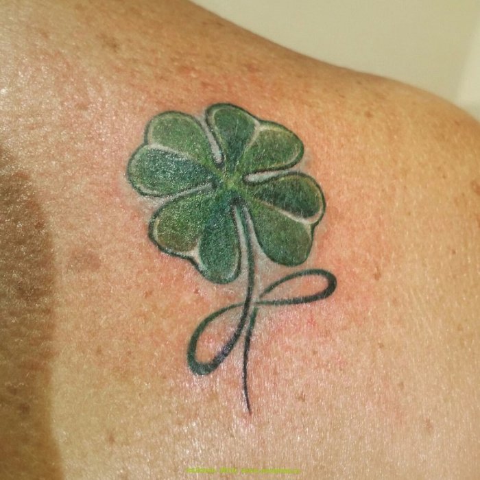 Тату Клевер четырехлистный