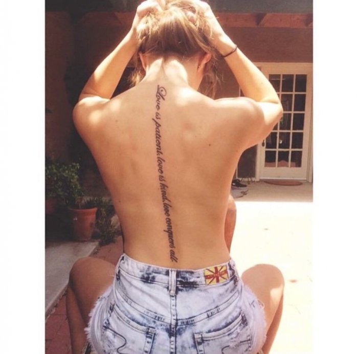 Тату вдоль спины