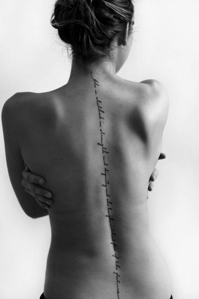 Тату вдоль позвоночника у девушек