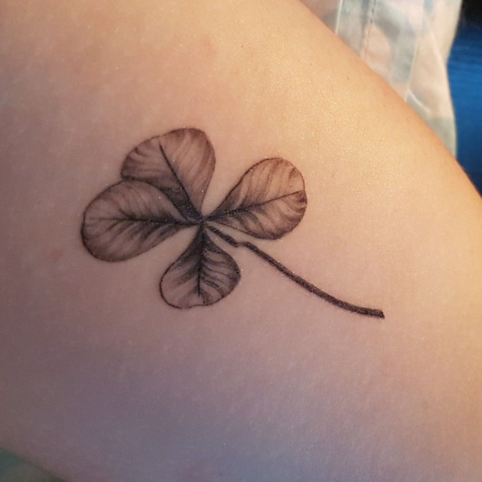 Тату Клевер четырехлистный акварель