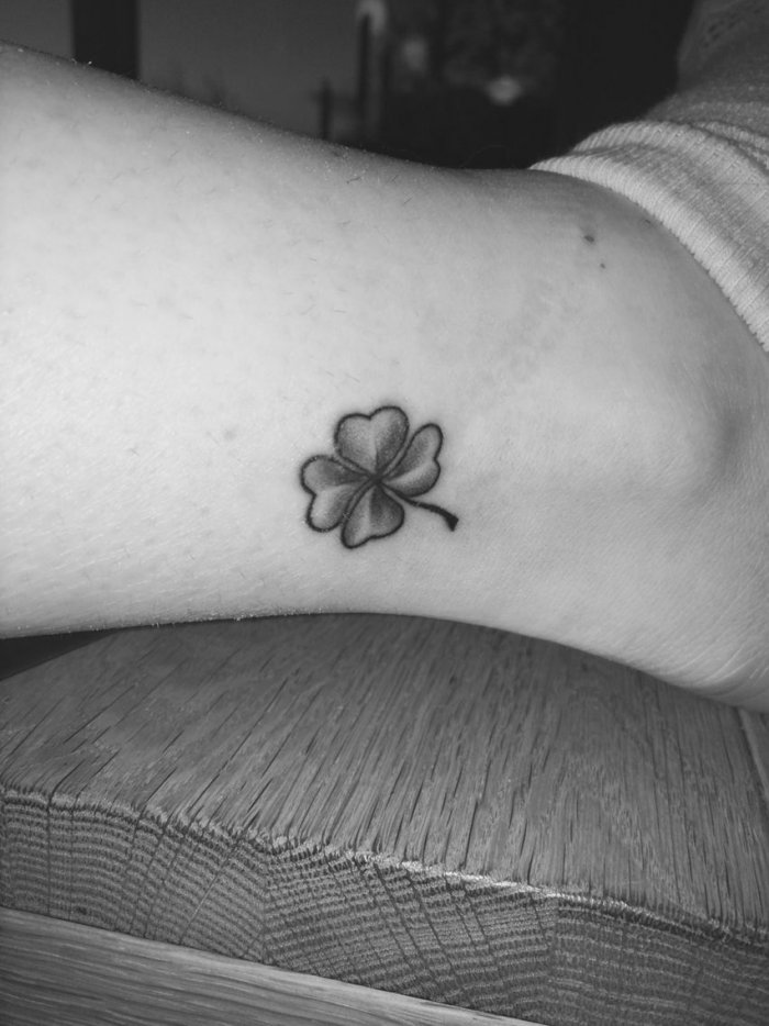Клевер тату трилистник