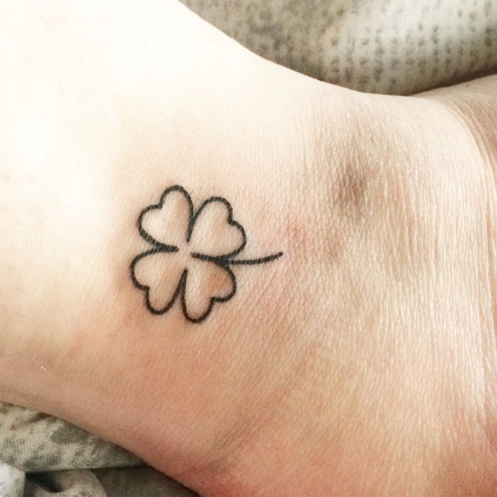 Тату Клевер четырехлистный на запястье
