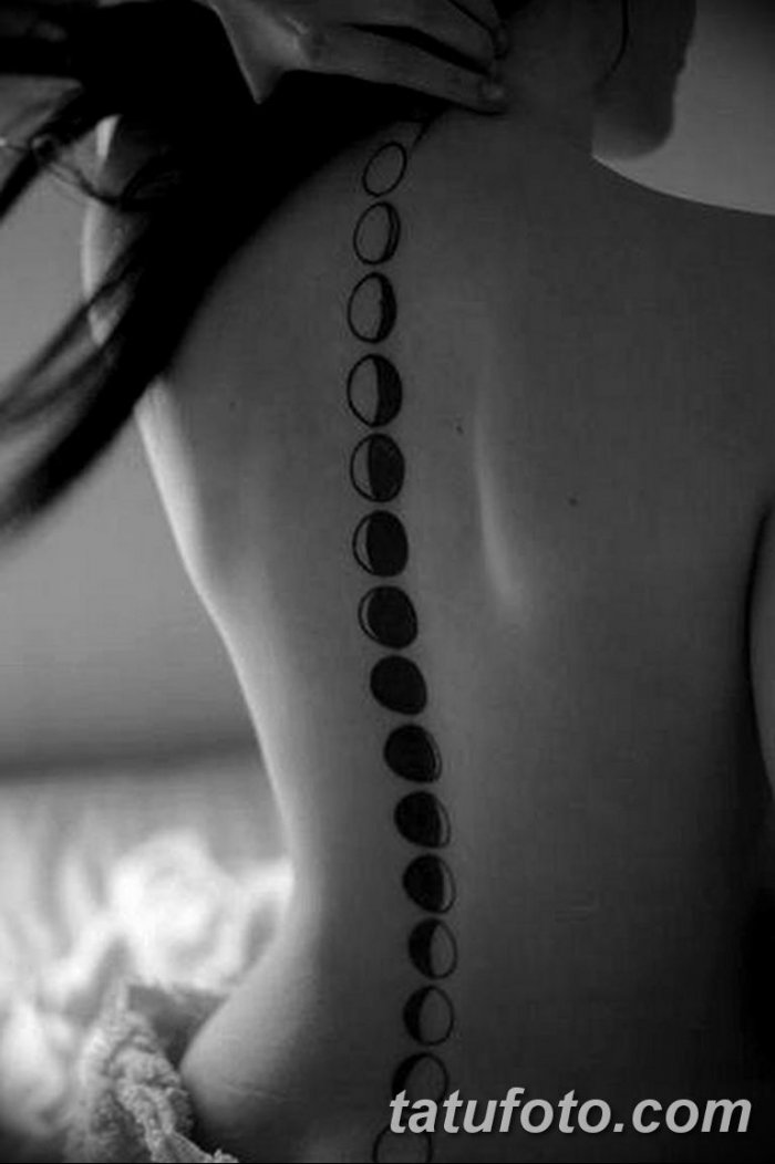 Тату вдоль спины
