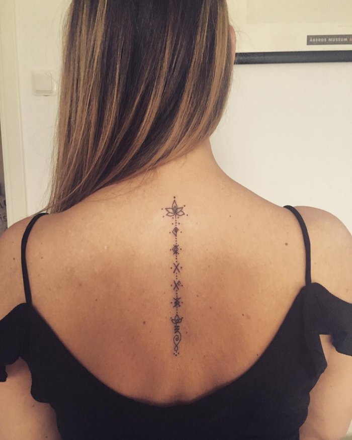 Тата вдоль позвоничника