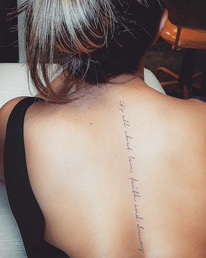 Тату вдоль позвоночника