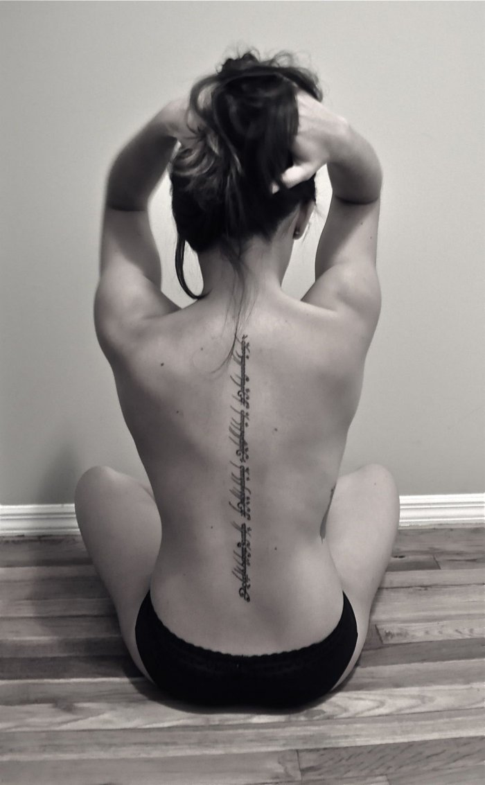 Тату вдоль позвоночника