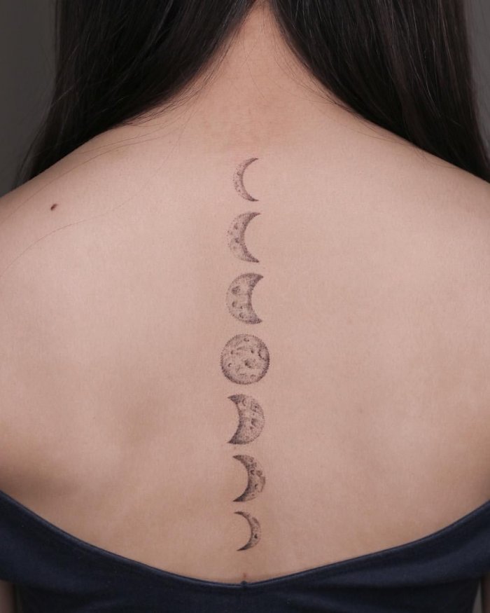 Тату вдоль спины