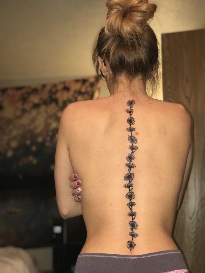 Тату вдоль спины