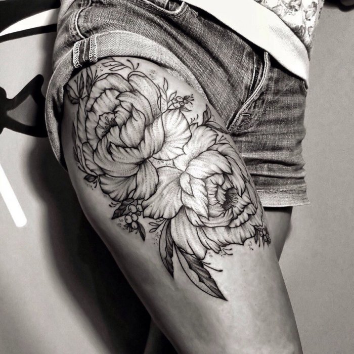 Тату на бедре