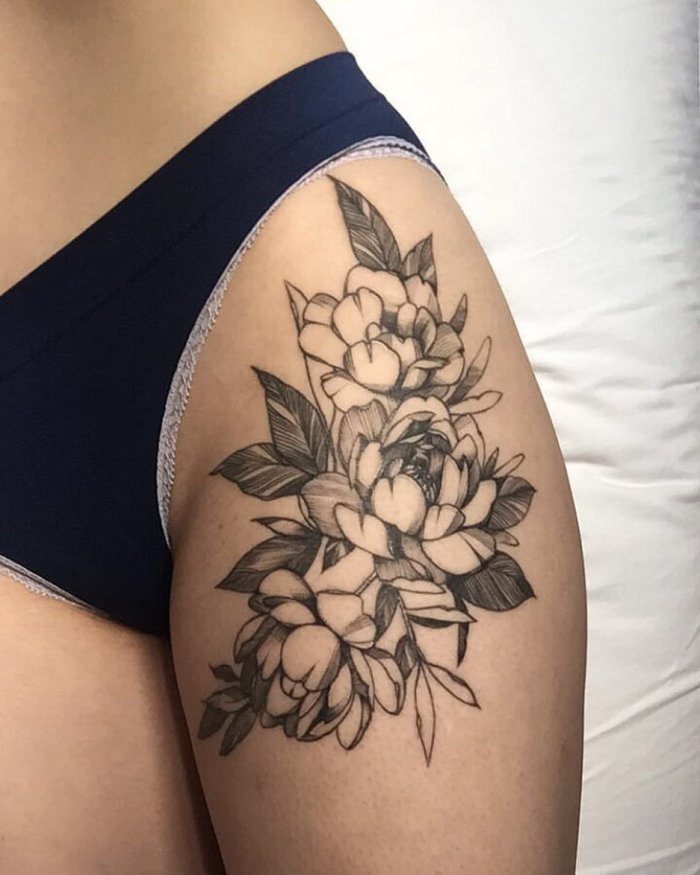 Тату на бедре для девушек