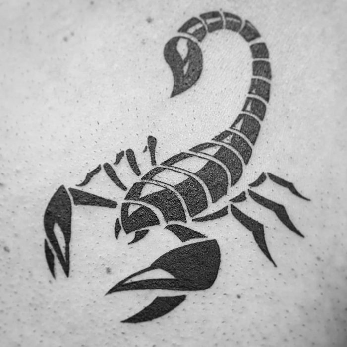Тату трайбл Скорпион
