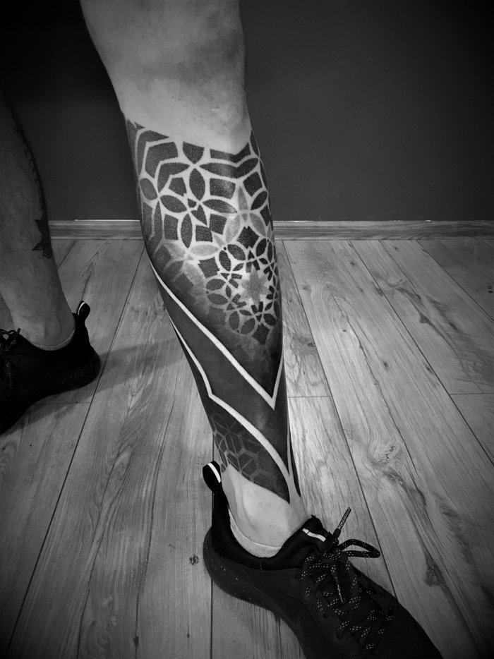 Геометрия на голени тату