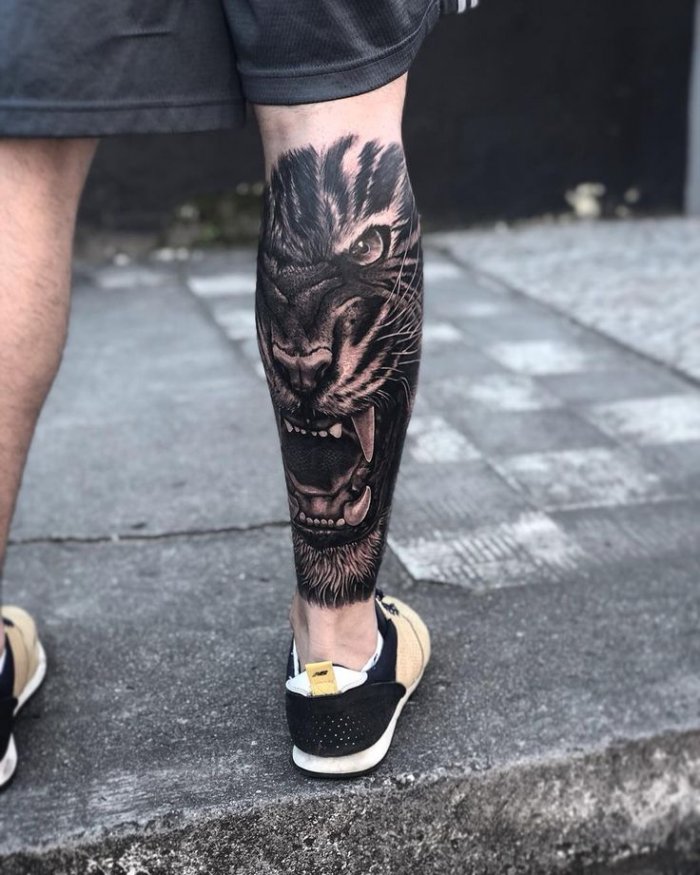 Тату на голени