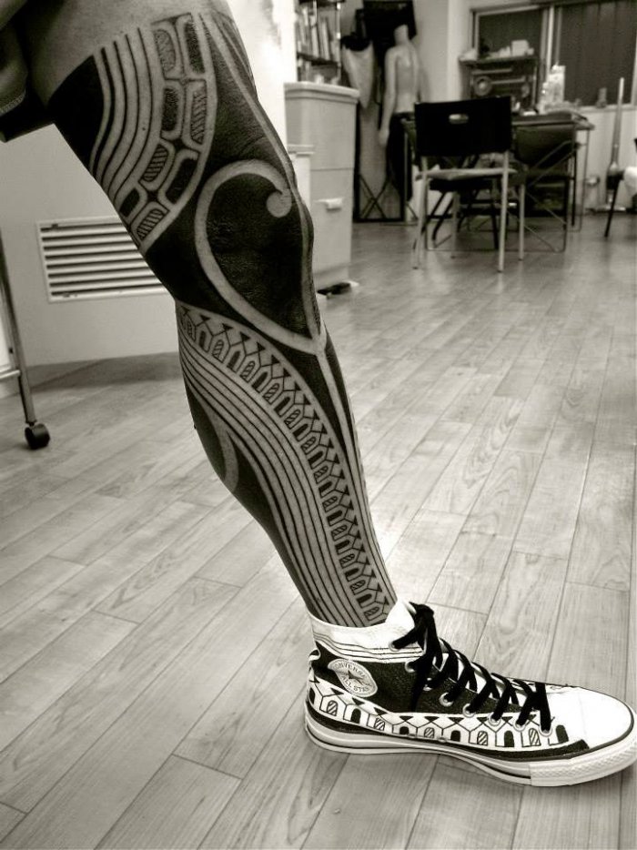 Тату на предплечье в стиле Графика