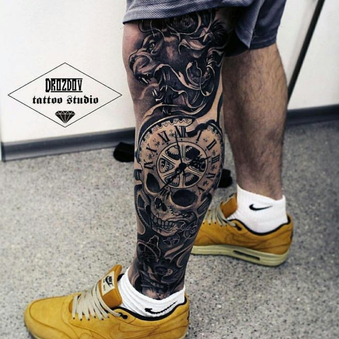 Тату на голени блэкворк