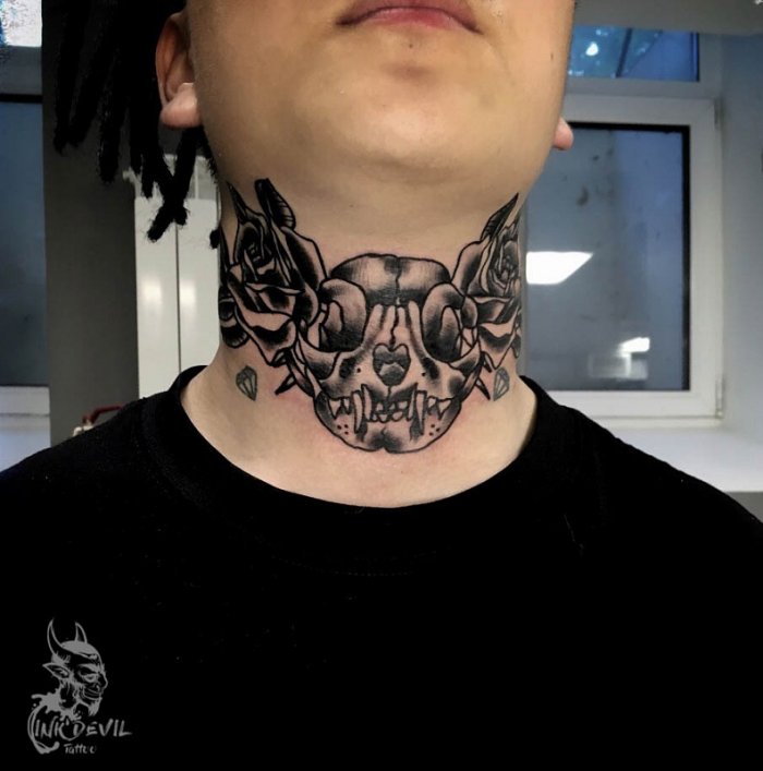 Тату на шее