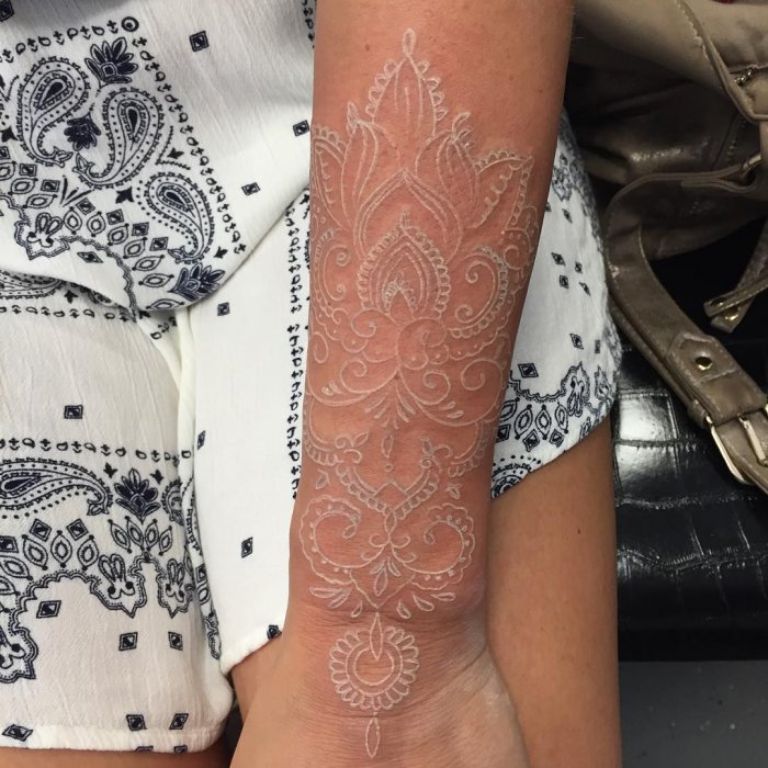 Тату белой краской