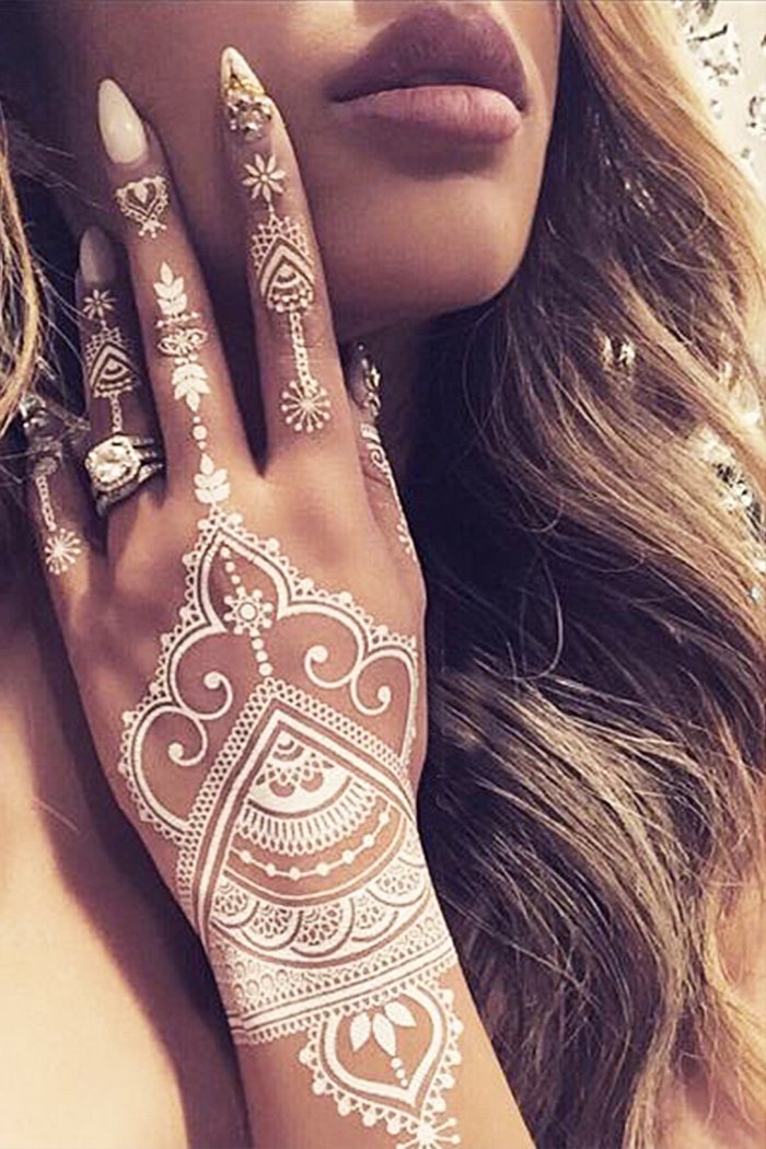 Белые тату для девушек