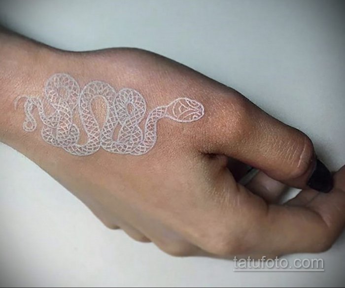 Тату белыми чернилами